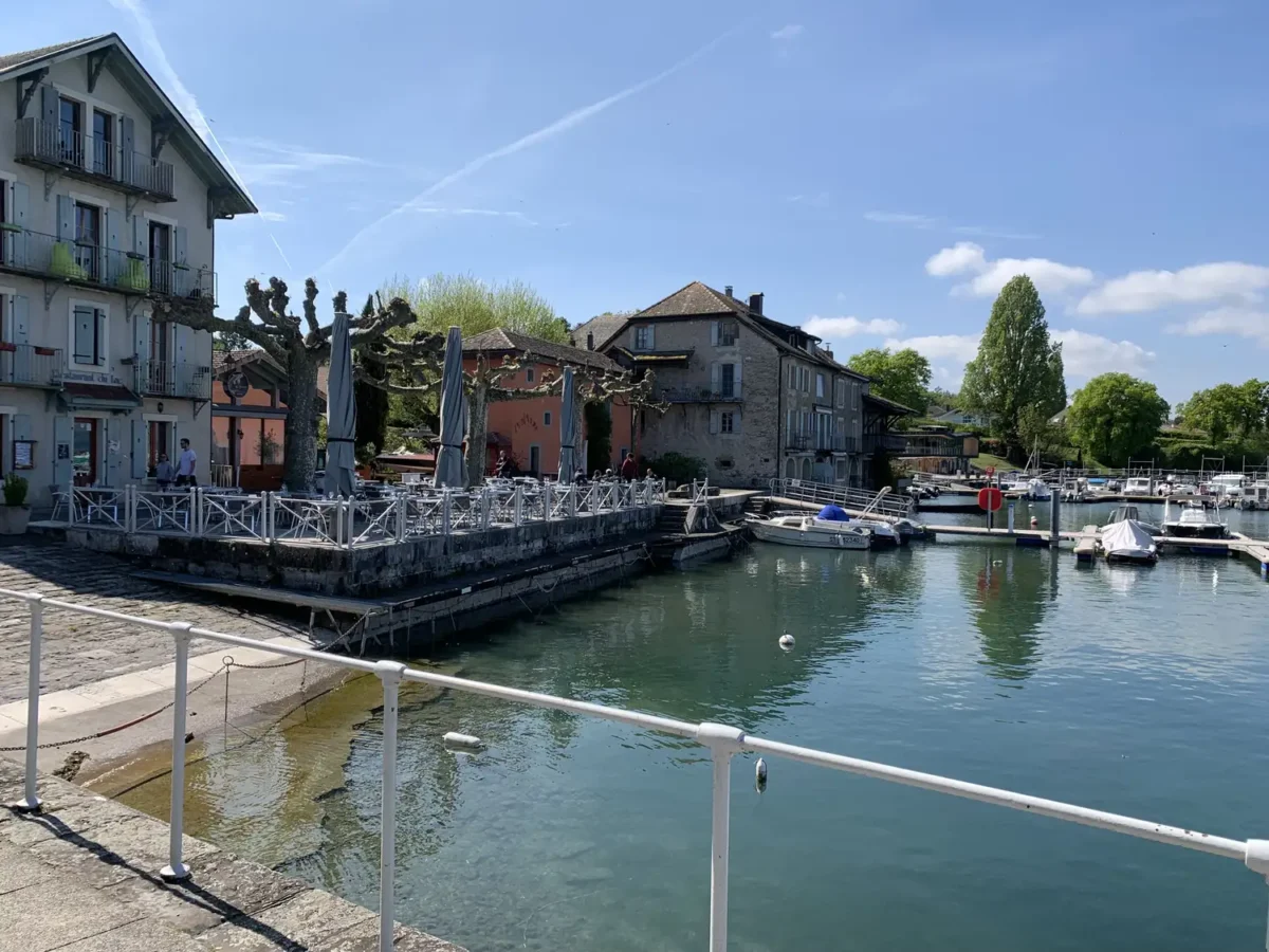 Le village de Nernier et son port au bord du Léman